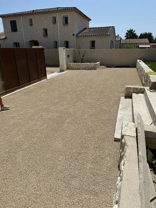 Cour en stabilisé — villa provençale