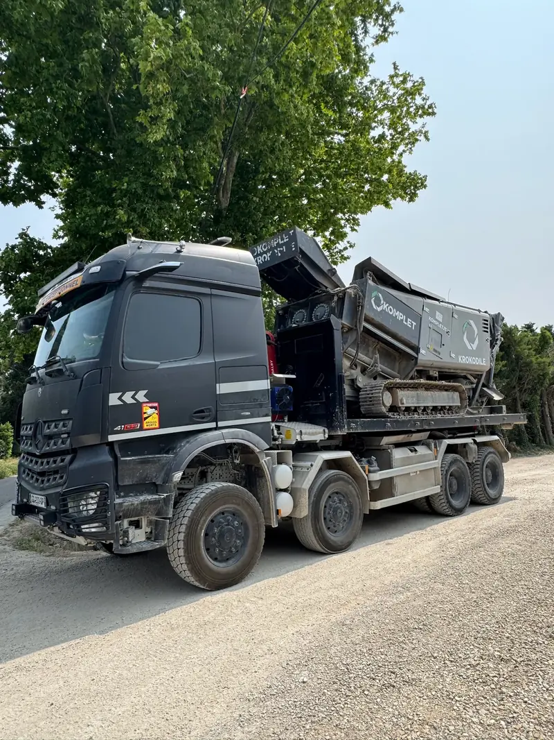 Mercedes Arocs noir 8x4 à bras hooklift du parc Hugo BTP