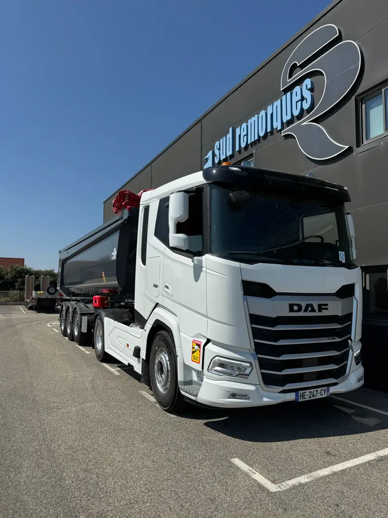 Tracteur DAF blanc et benne TP de Hugo BTP, de profil