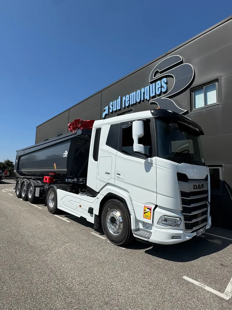 Camion DAF et semi-benne Hugo BTP, trois quarts avant