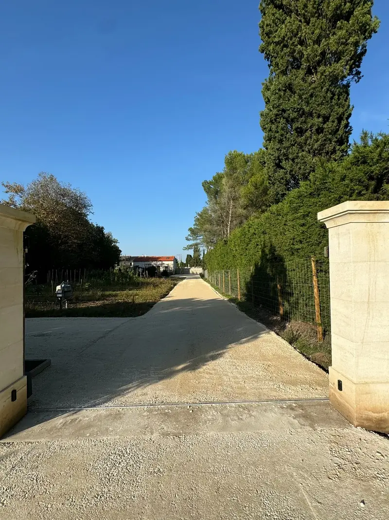Allée neuve & piliers de portail en pierre