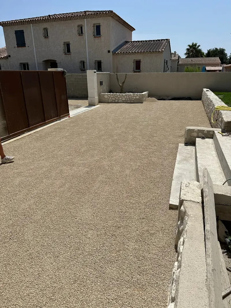 Cour en stabilisé — villa provençale