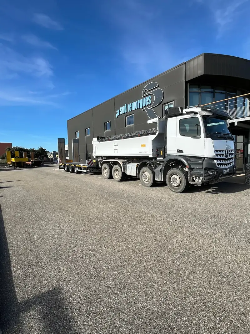 Les camions Hugo BTP alignés au dépôt d'Eygalières