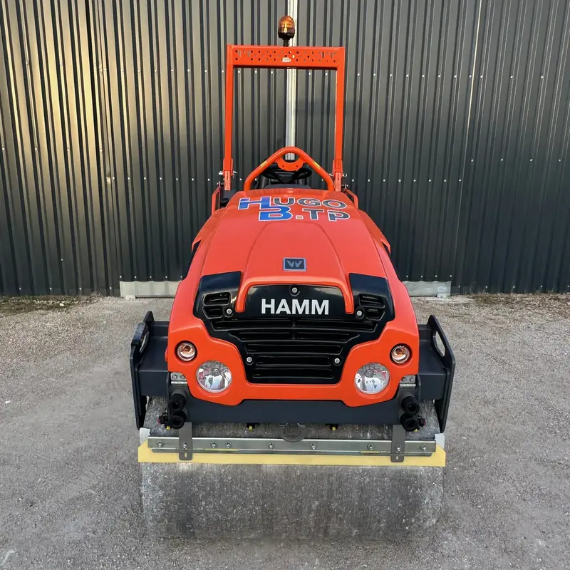 Le même rouleau HAMM de face, floqué Hugo BTP