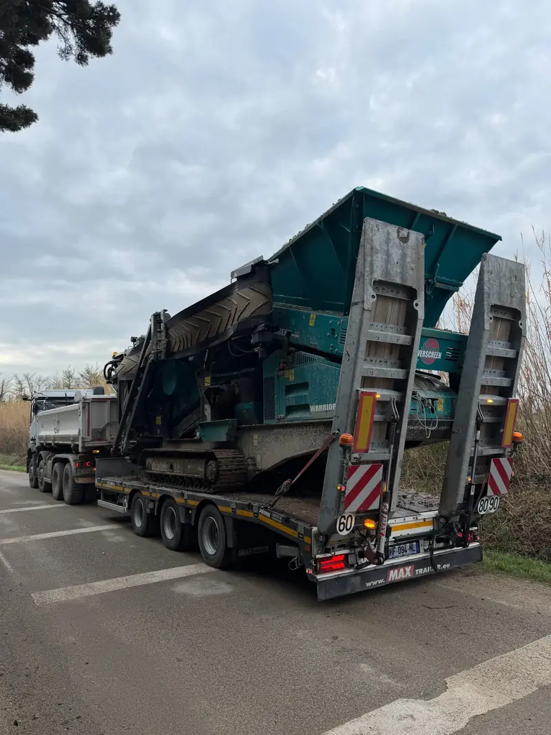 Porte-char transportant la cribleuse Powerscreen